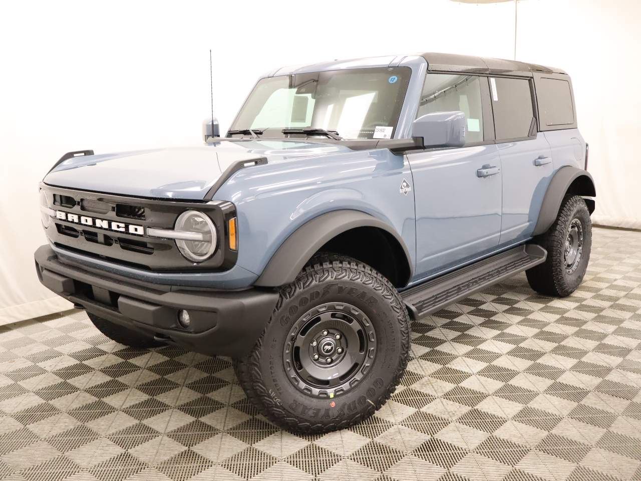 2025 Ford Bronco 4-Door Outer Banks's photo