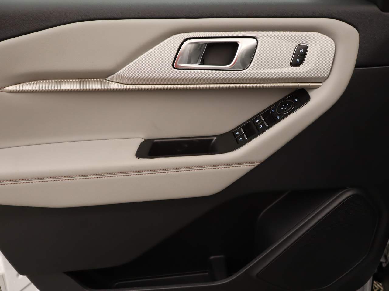 2026 Ford Explorer photo 2