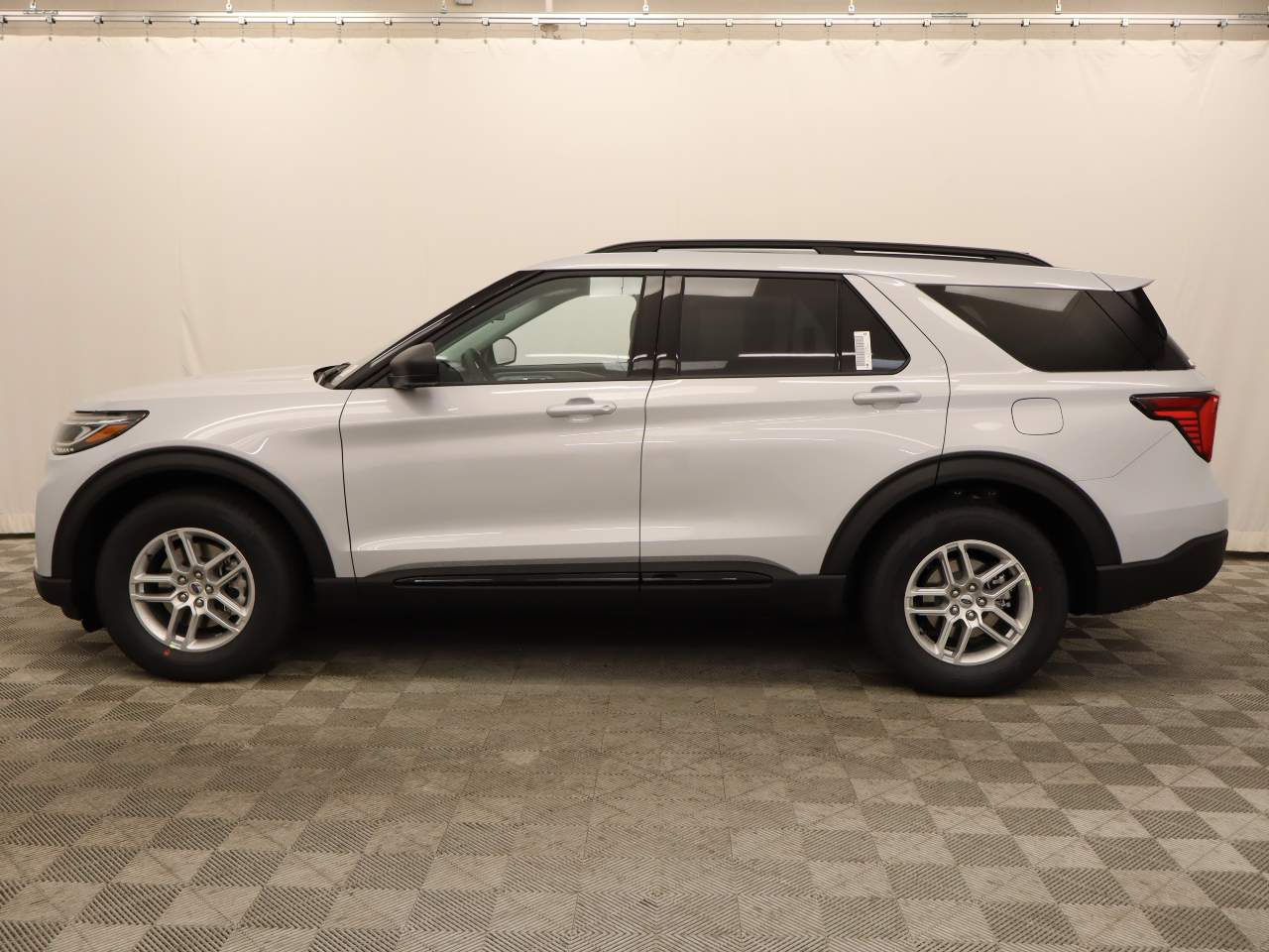 2026 Ford Explorer photo 3