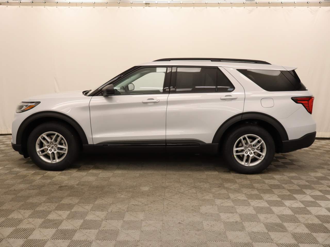 2026 Ford Explorer photo 3