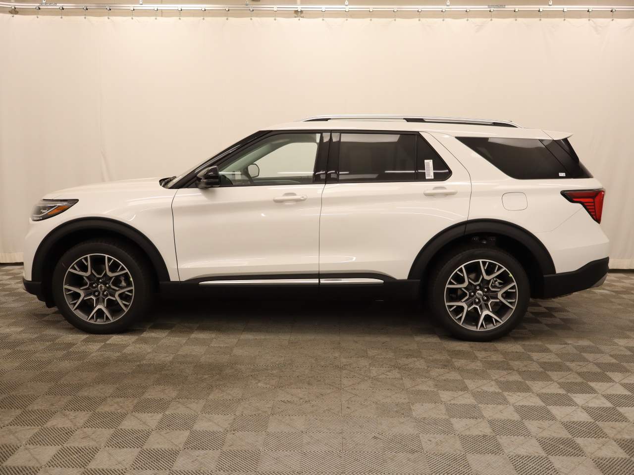 2025 Ford Explorer Platinum photo 2
