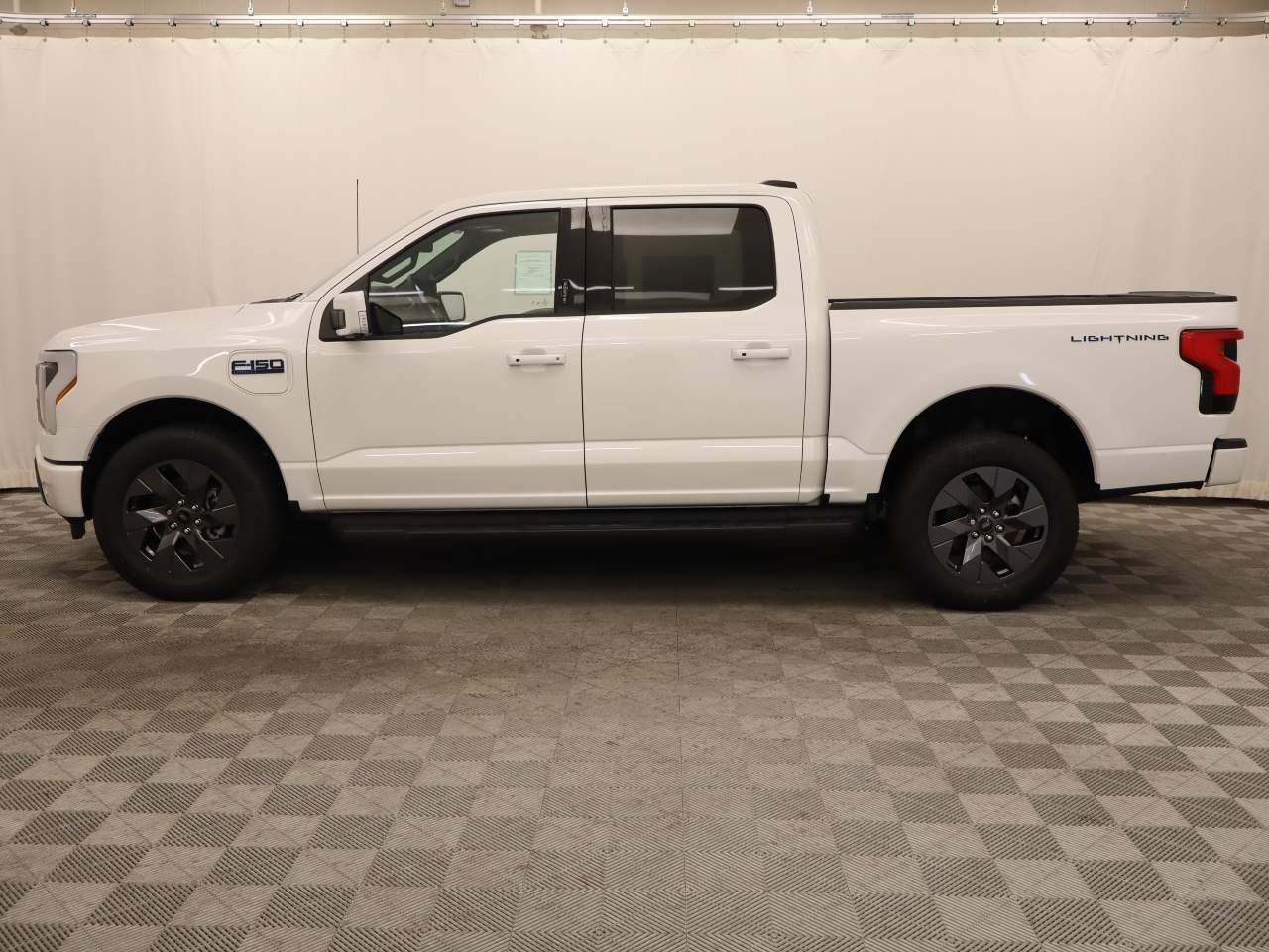 2025 Ford F-150 Lightning Lariat photo 3