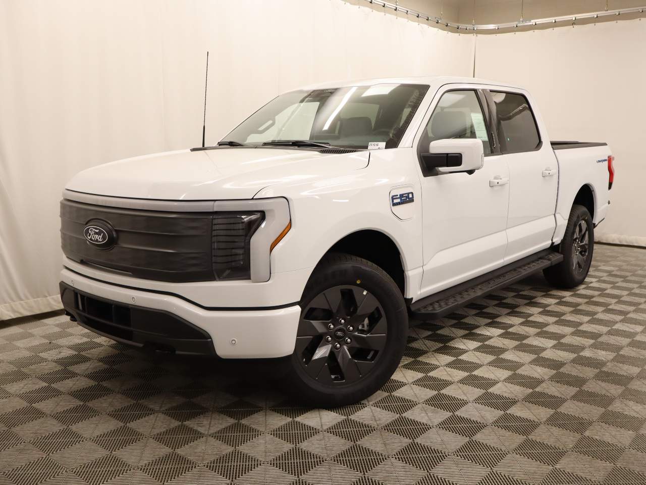 2025 Ford F-150 Lightning SuperCrew Lariat