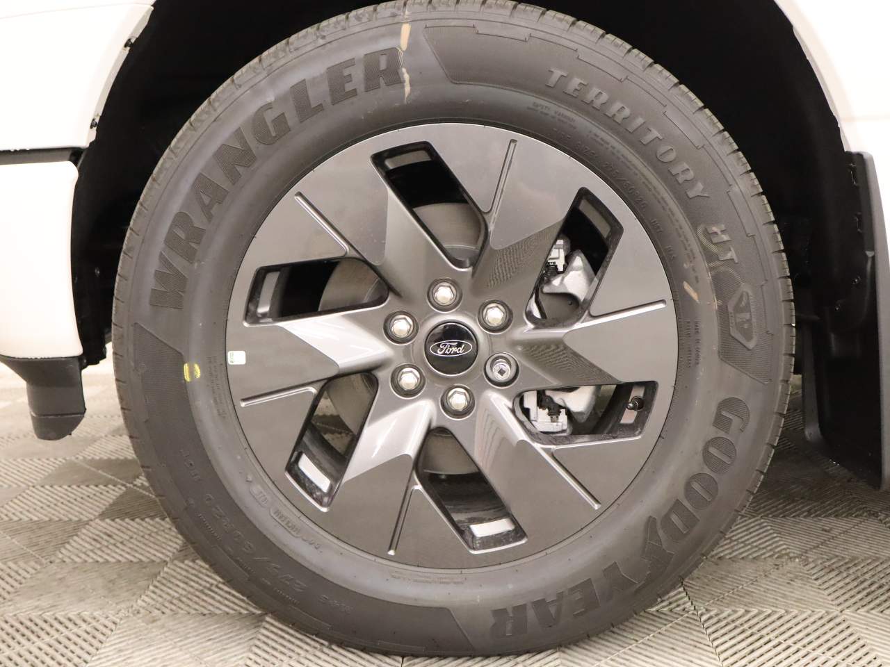 2025 Ford F-150 Lightning Lariat - Photo 6