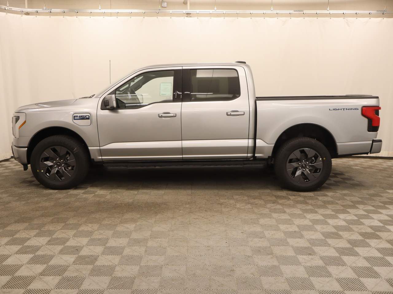 2025 Ford F-150 Lightning SuperCrew Lariat