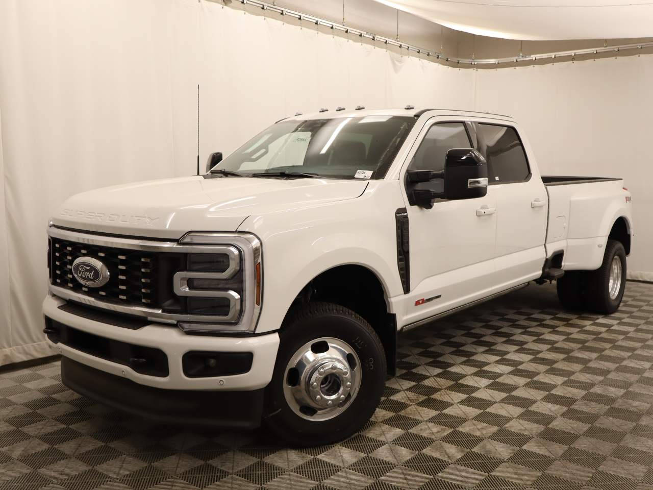 2026 Ford F-350 Super Duty DRW Crew Cab Platinum