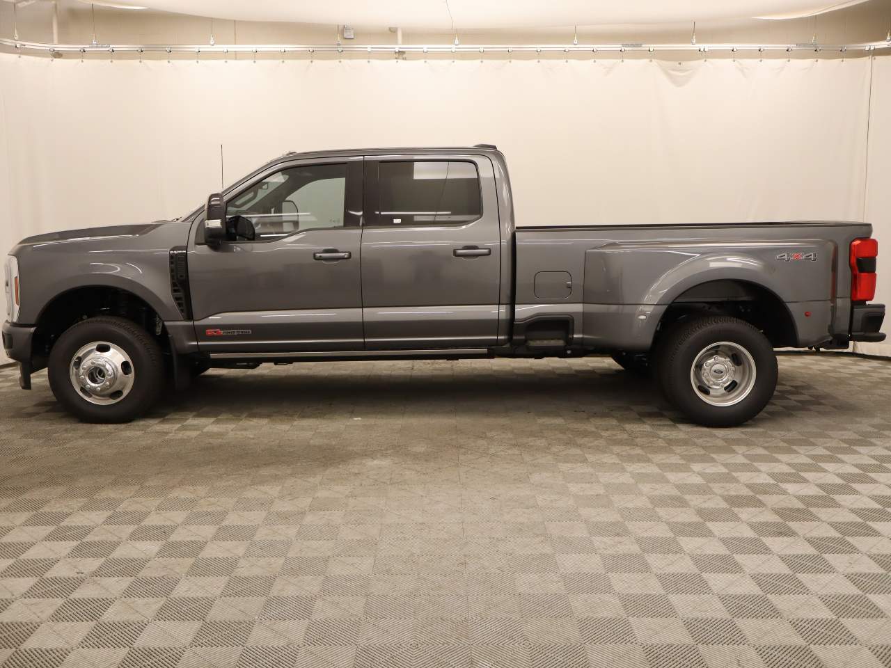 2026 Ford F-350 Super Duty DRW Crew Cab Platinum