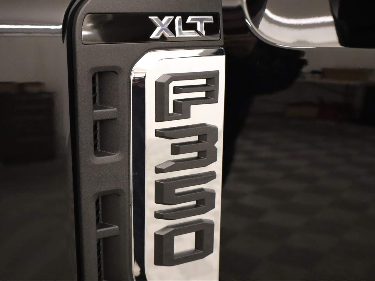 2026 Ford F-350 Super Duty DRW Crew Cab XLT