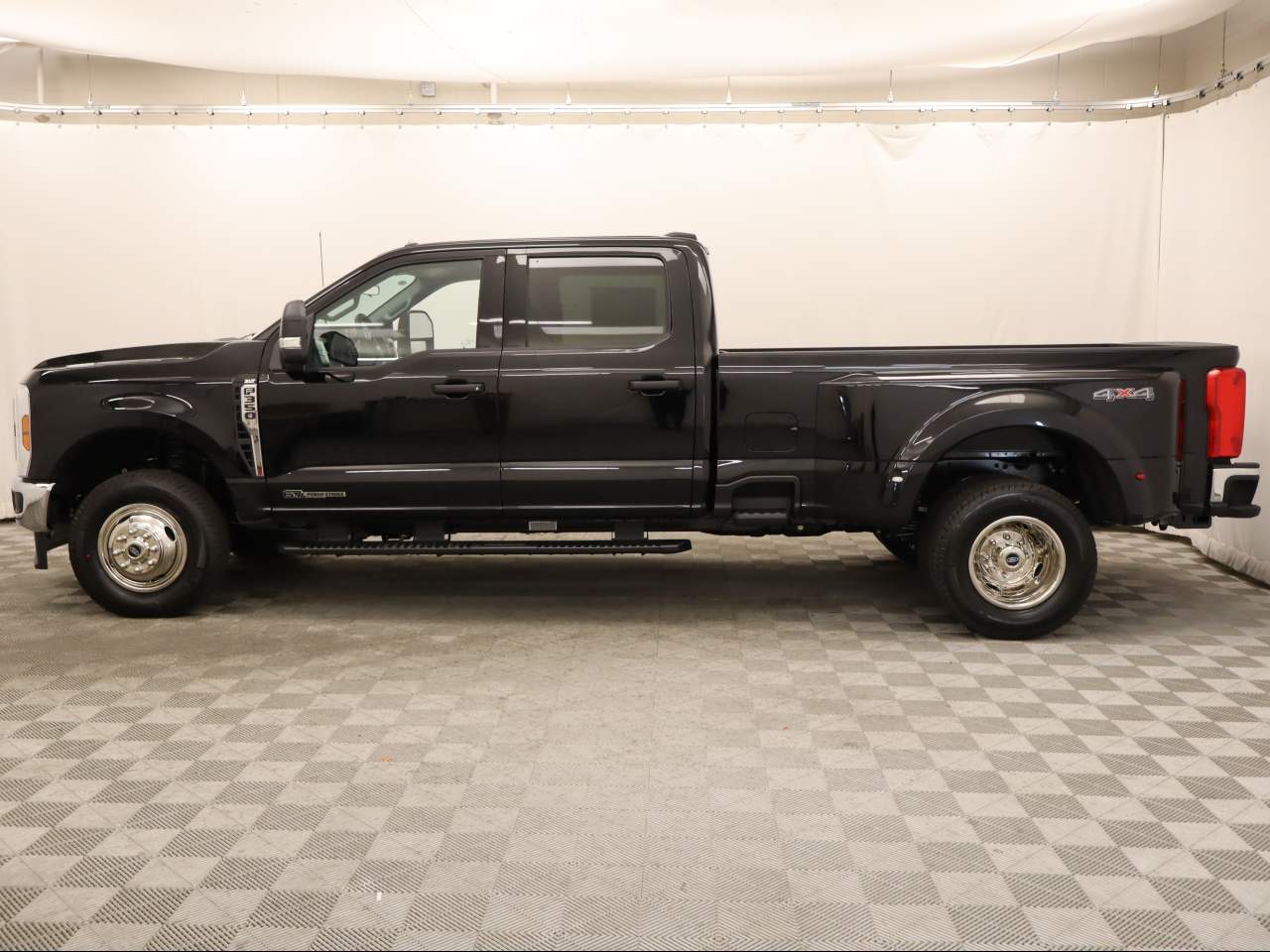 2026 Ford F-350 Super Duty DRW Crew Cab XLT