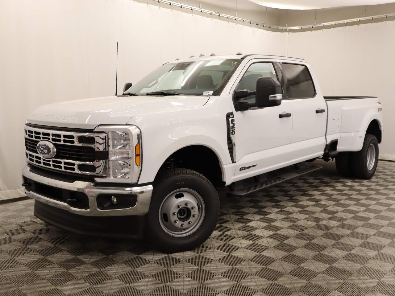 2024 Ford F-350 Super Duty DRW Crew Cab XLT