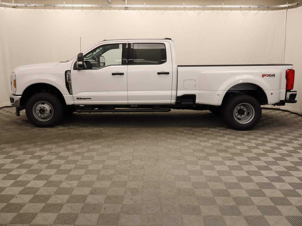 2024 Ford F-350 Super Duty DRW Crew Cab XLT