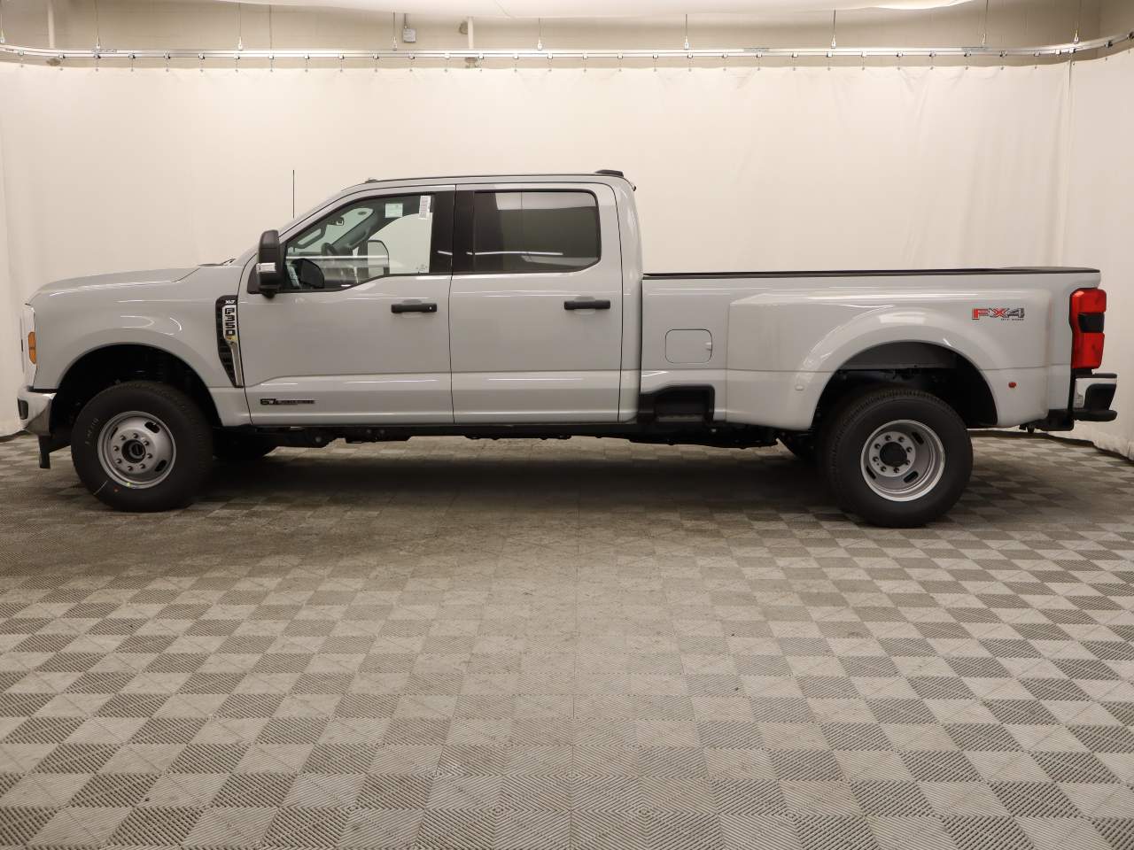 2025 Ford F-350 Super Duty DRW Crew Cab XLT