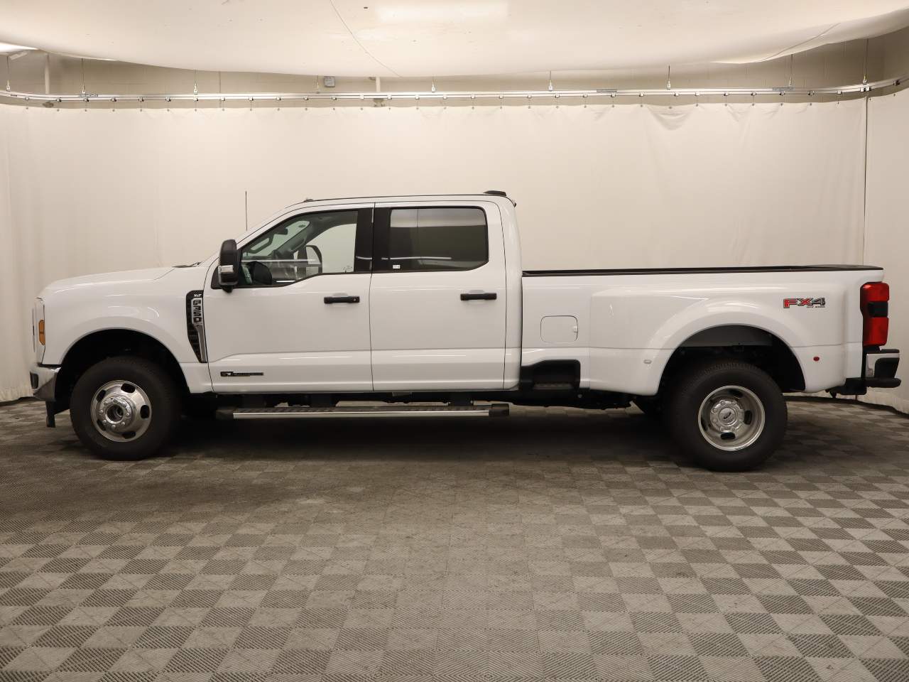 2026 Ford F-350 Super Duty DRW Crew Cab XLT