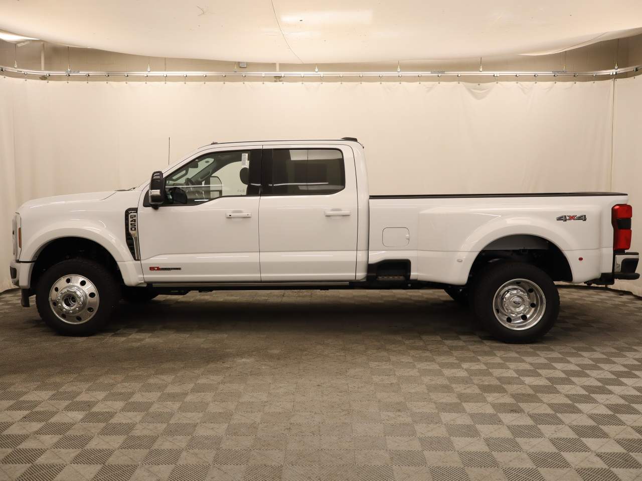 2026 Ford F-450 Super Duty DRW Lariat