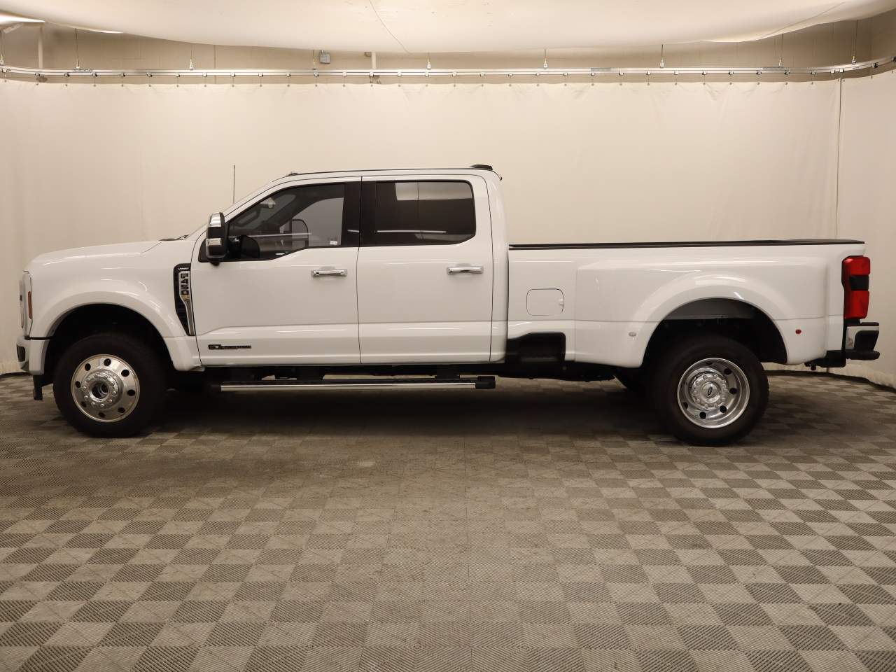 2025 Ford F-450 Super Duty Lariat Crew Cab