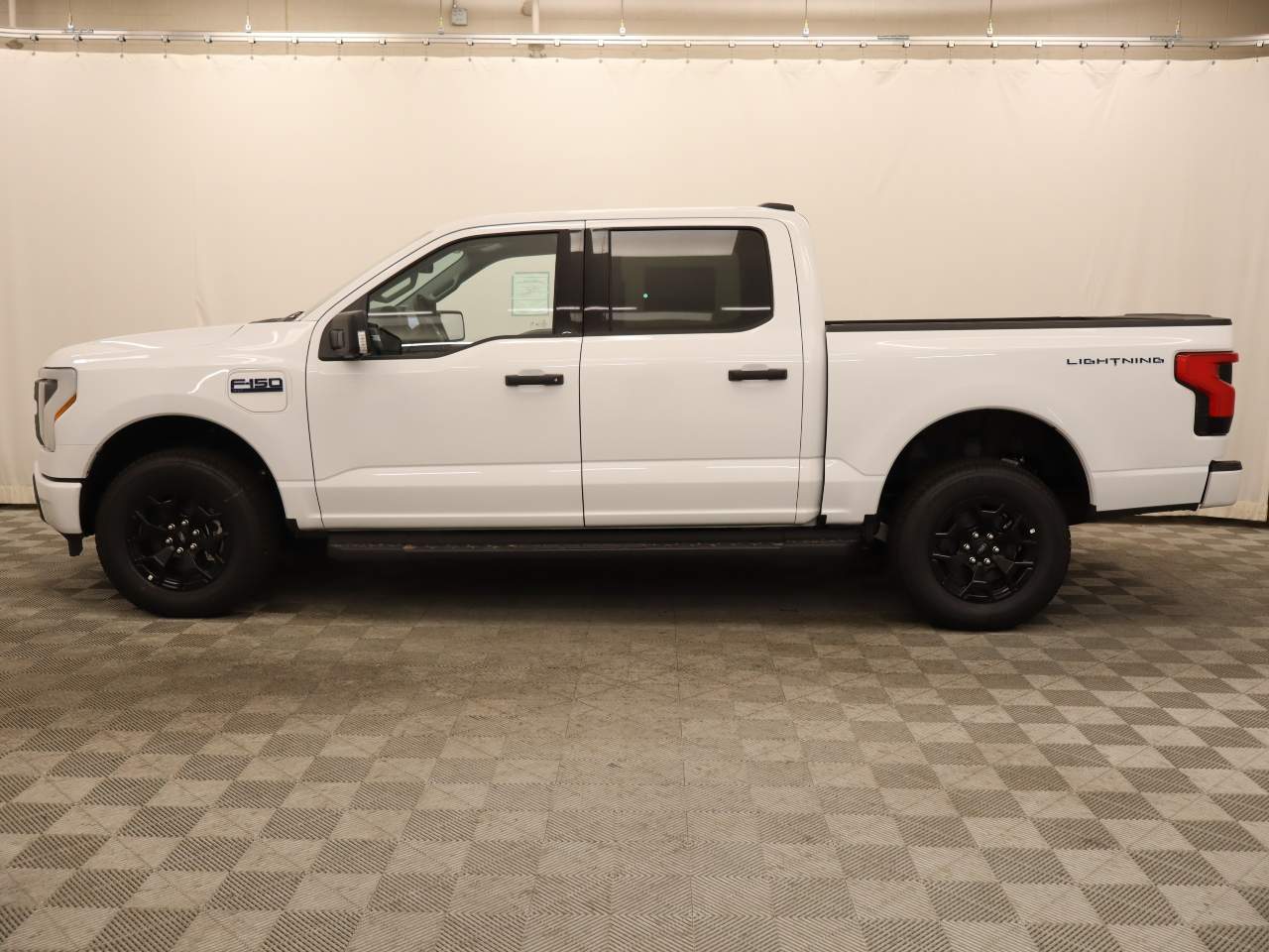 2025 Ford F-150 Lightning XLT photo 2