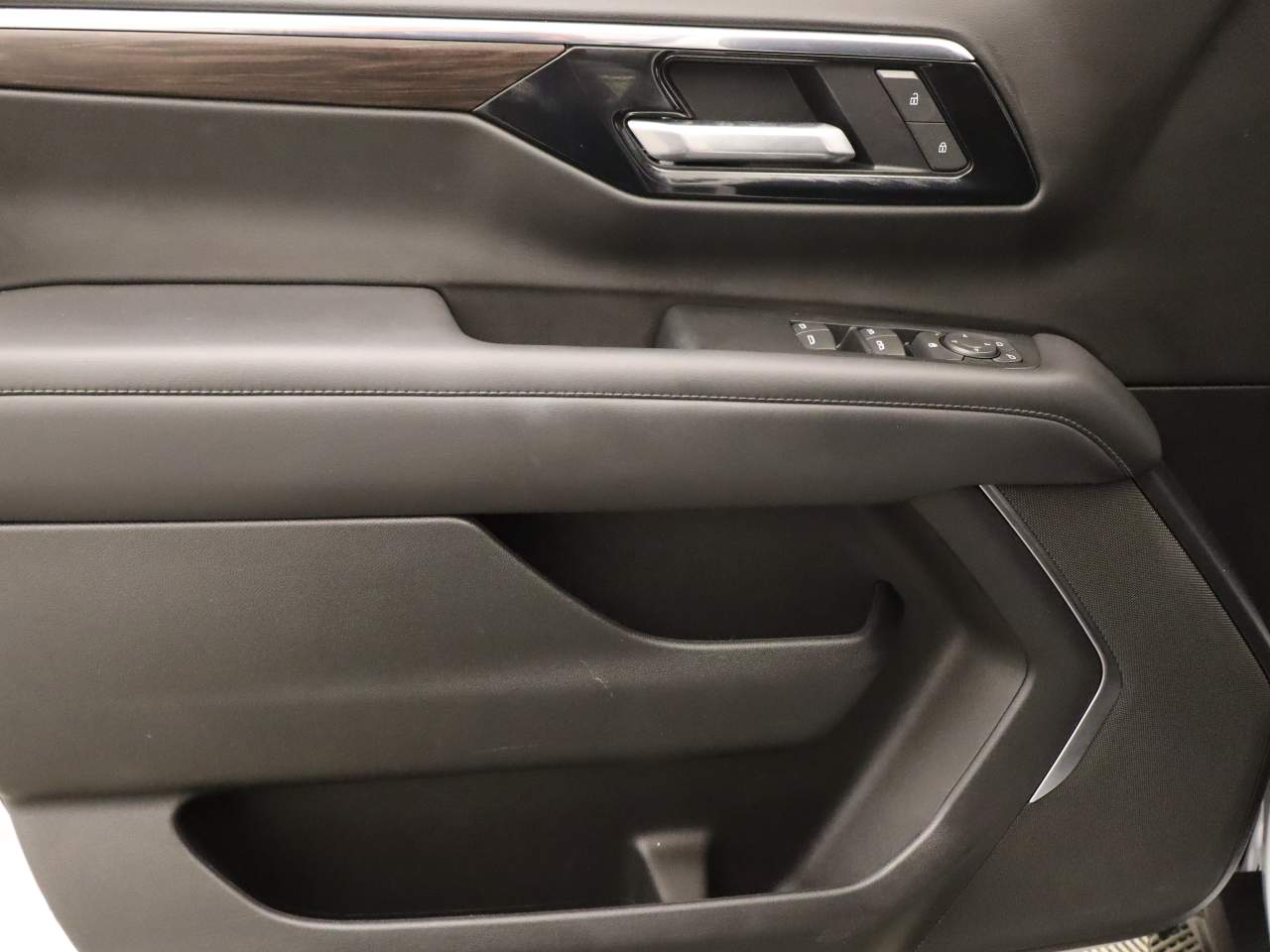 2025 Chevrolet Suburban LS