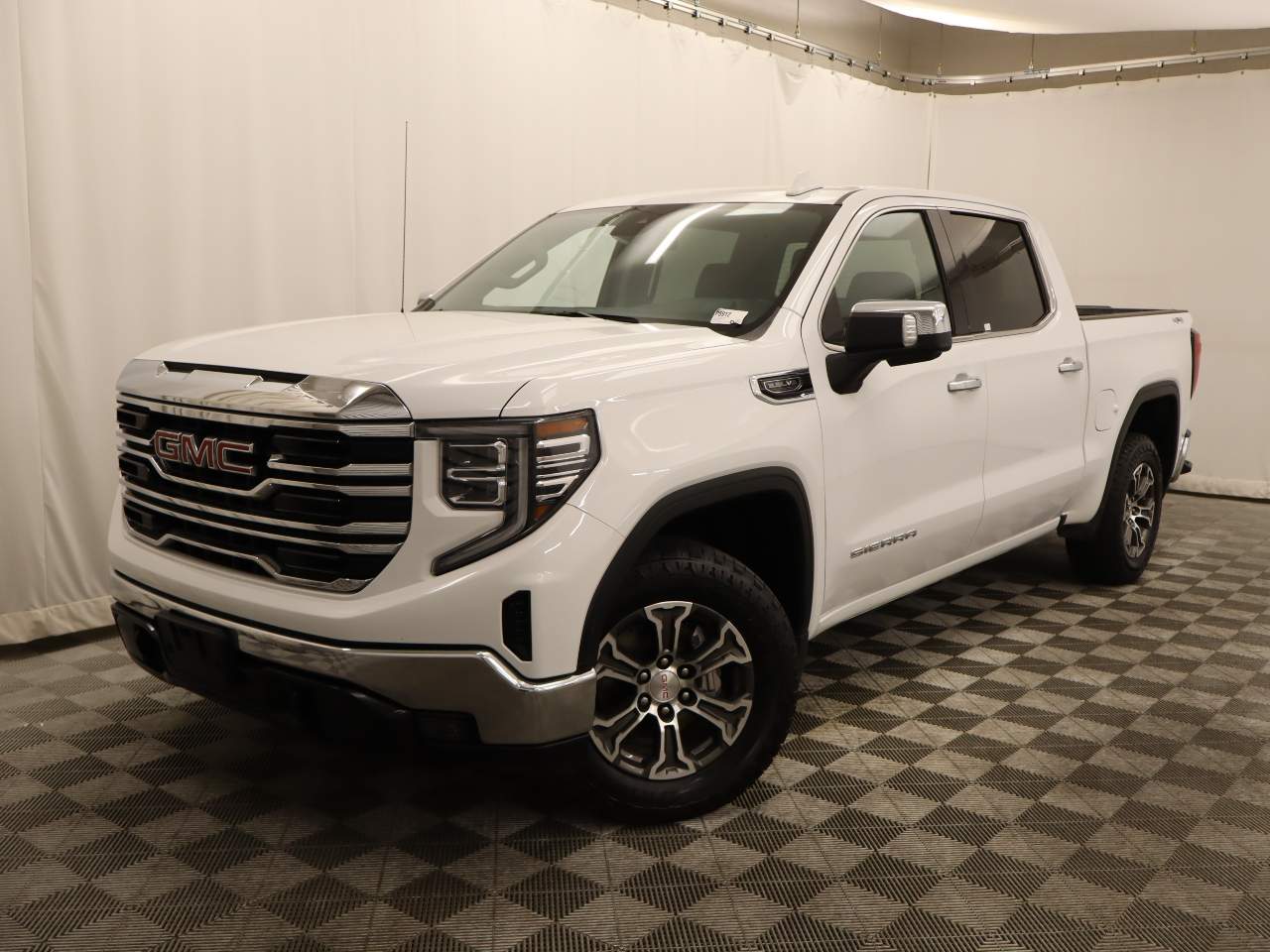 2024 GMC Sierra 4WD Crew Cab Short Box SLT's photo