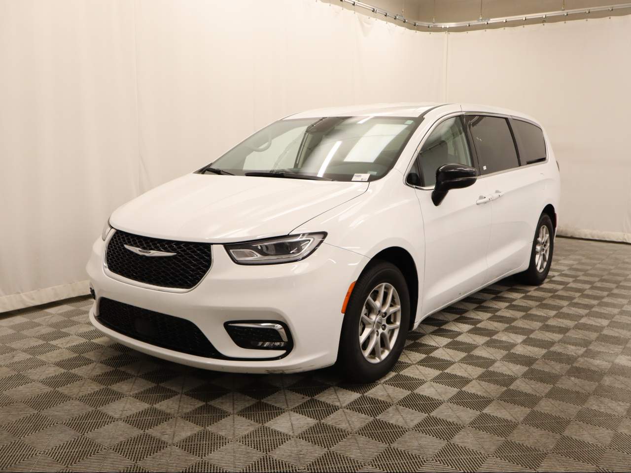 Bright White Clear Coat 2024 Chrysler Pacifica Touring L FWD Minivan Front-Wheel Drive 9-Speed Automatic