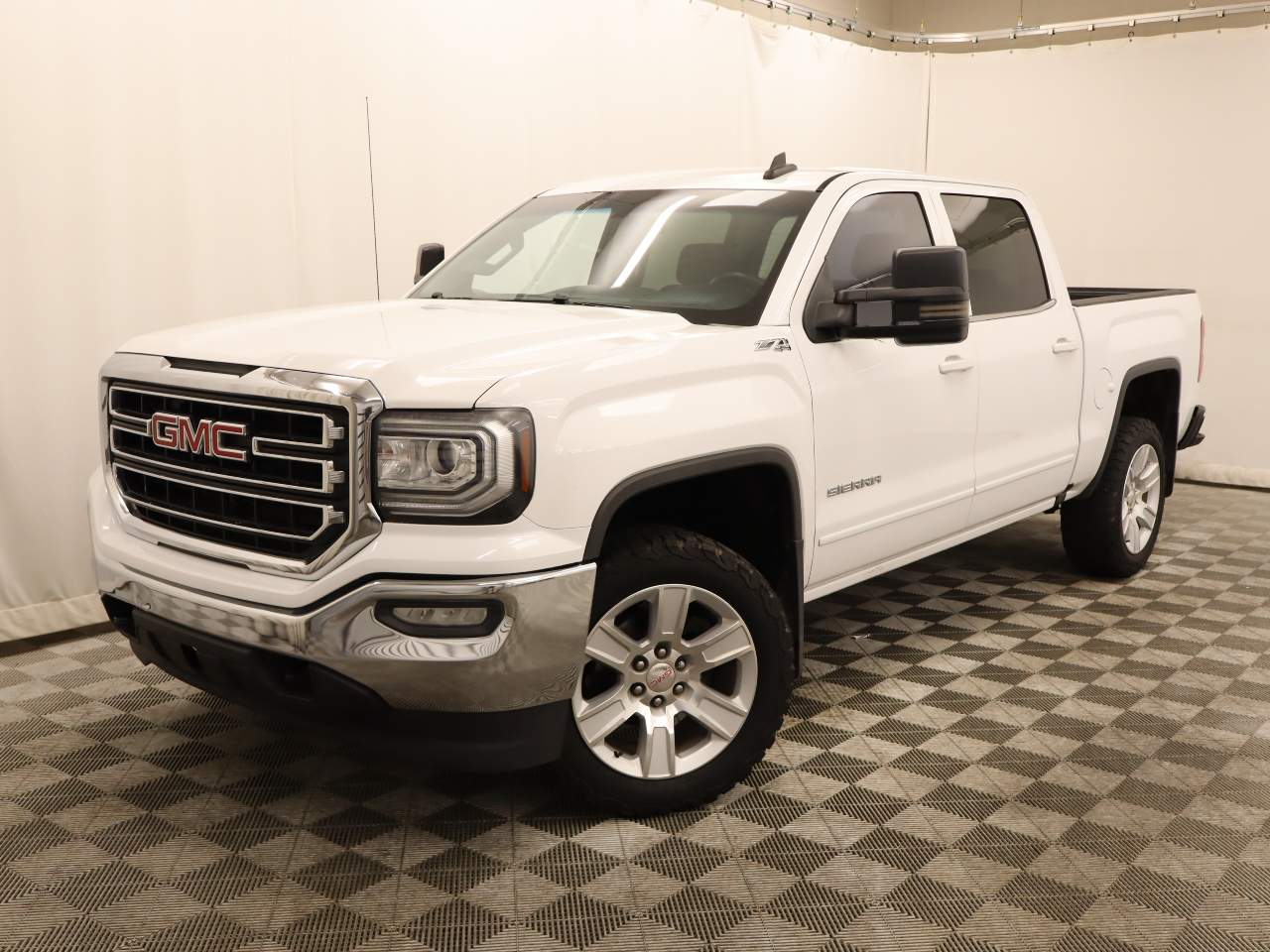 2017 GMC Sierra 4WD Crew Cab Short Box SLE's photo