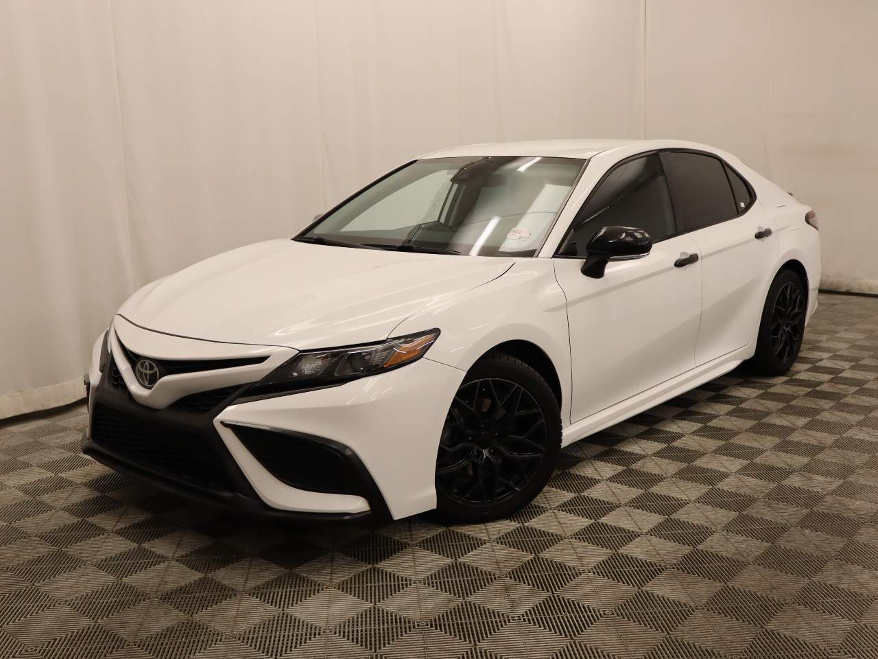 Super White 2022 Toyota Camry Sedan Front-Wheel Drive 8-Speed Automatic