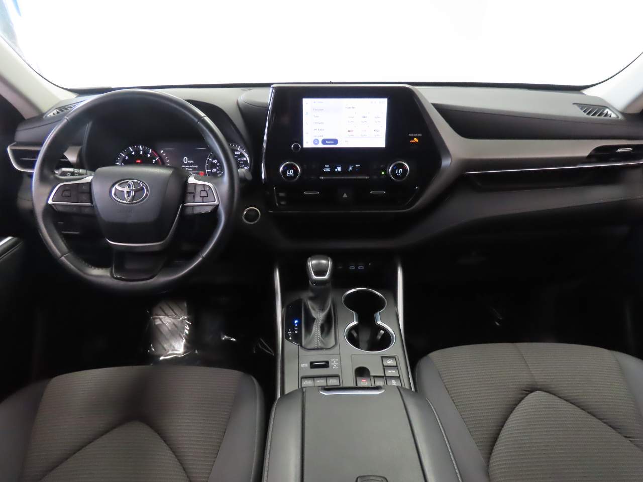 2024 Toyota Highlander LE - Photo 14