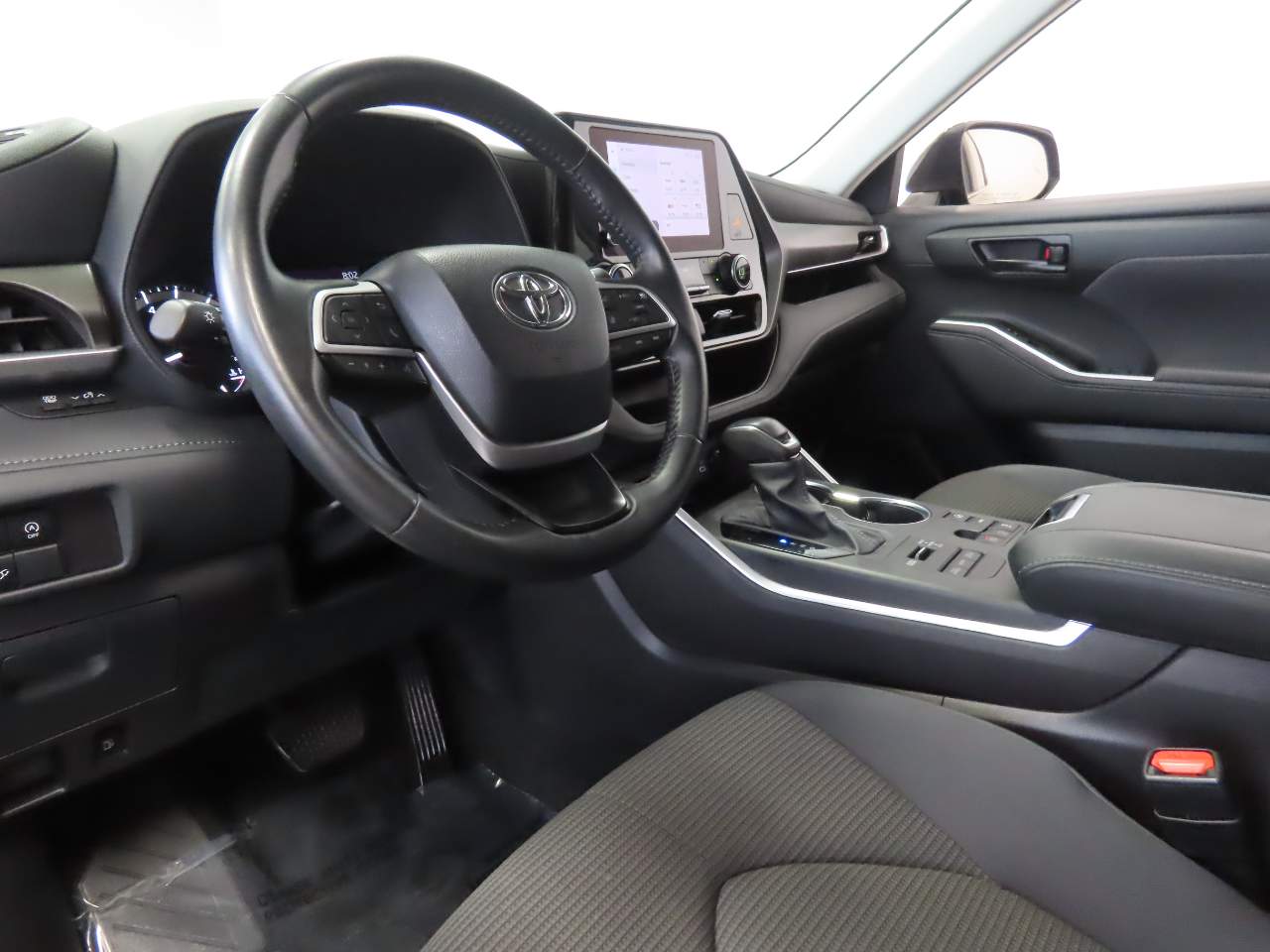 2024 Toyota Highlander LE - Photo 8