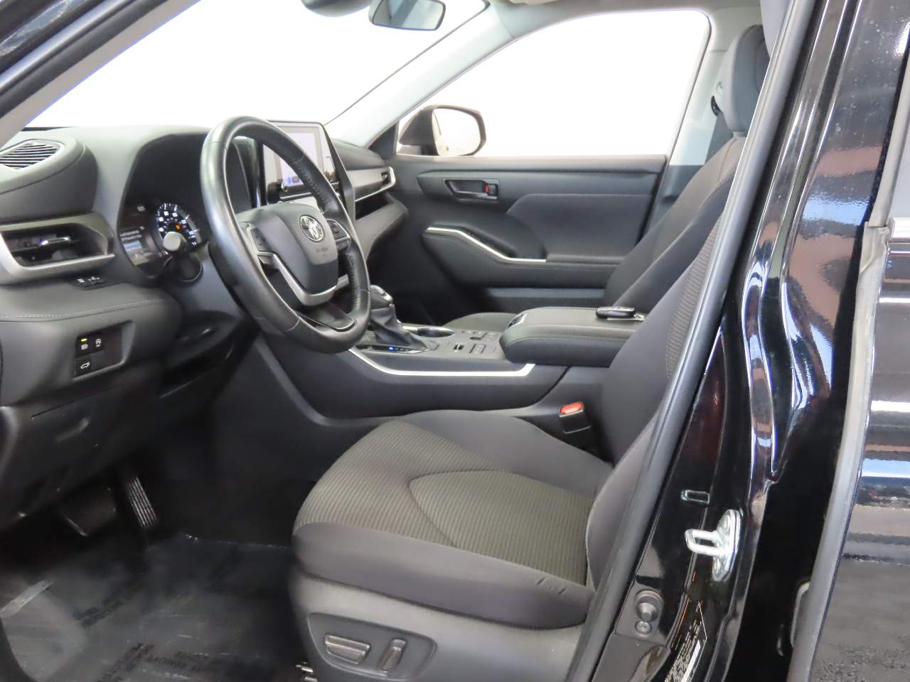 2024 Toyota Highlander LE - Photo 15