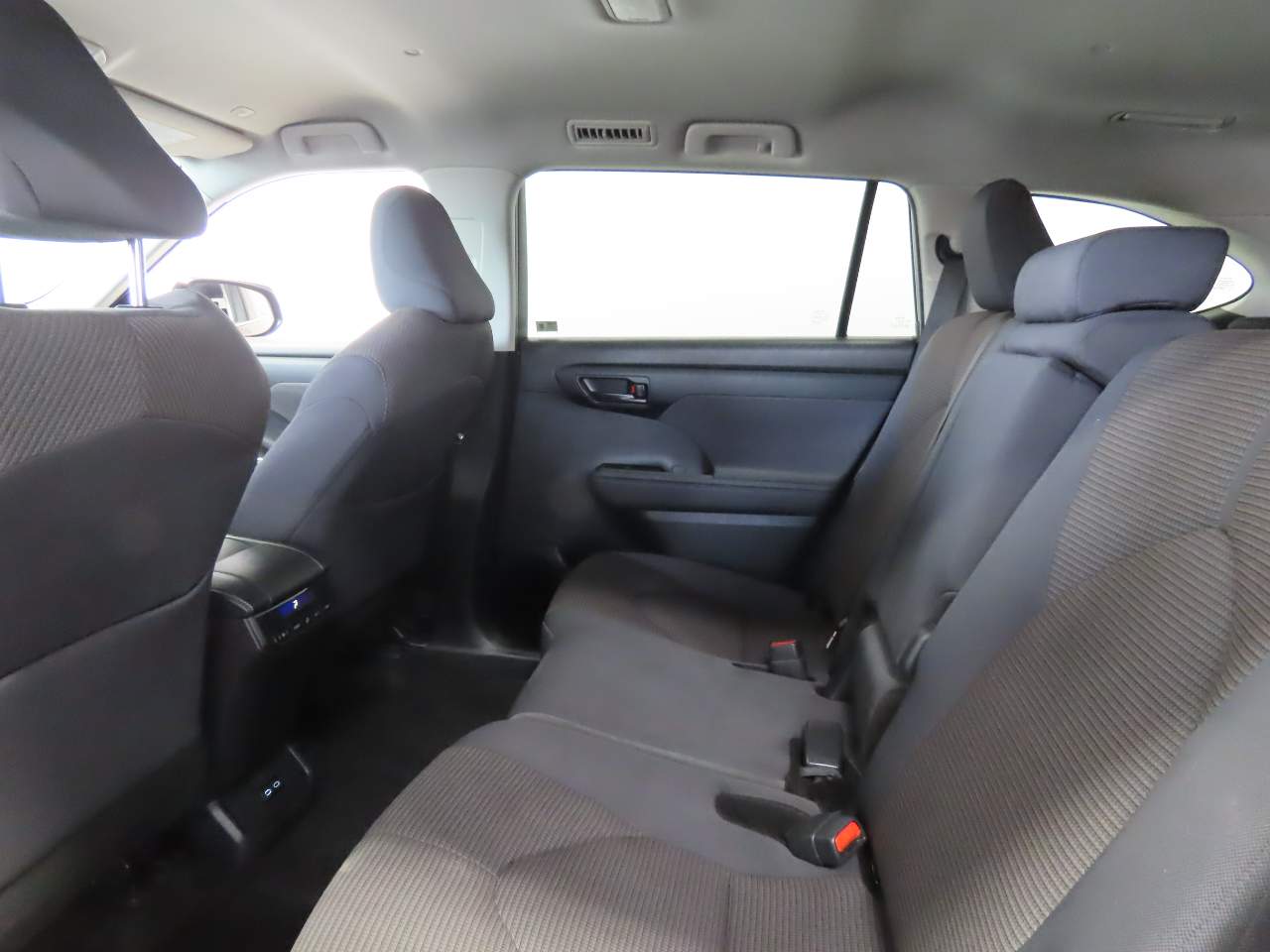 2024 Toyota Highlander LE - Photo 16