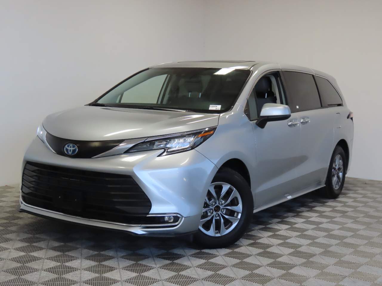 2022 Toyota Sienna XLE 8-Passenger
