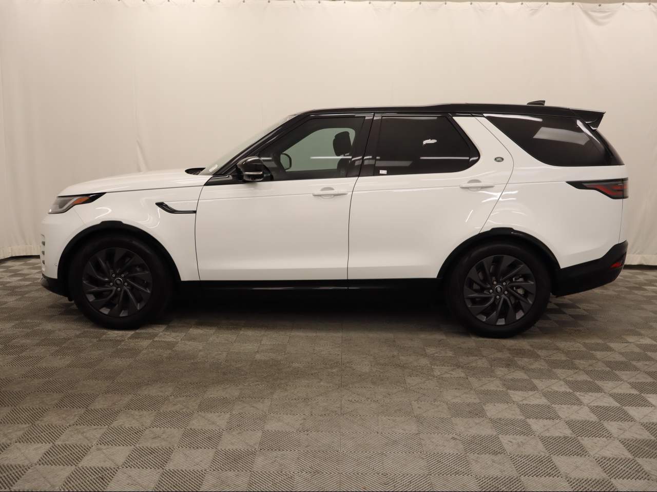 2024 Land Rover Discovery P360 Dynamic SE