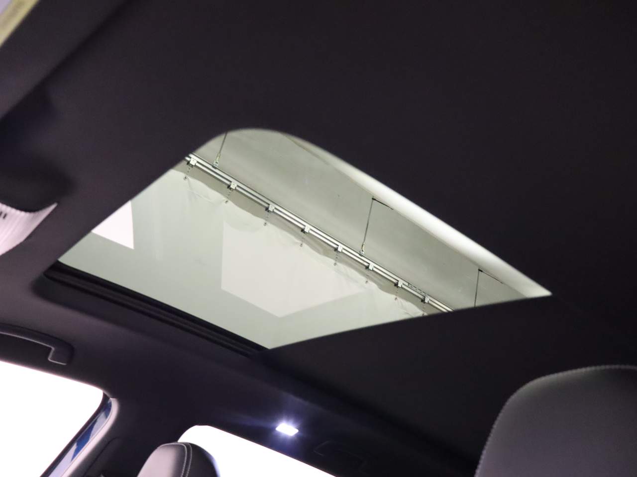 2026 Volkswagen Atlas Cross Sport SEL R-Line photo 2