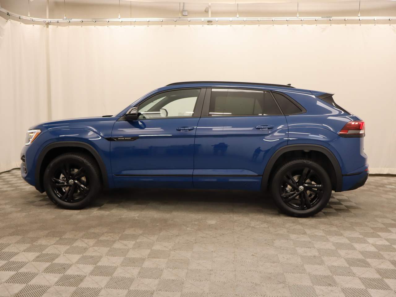 2026 Volkswagen Atlas Cross Sport SEL R-Line photo 3