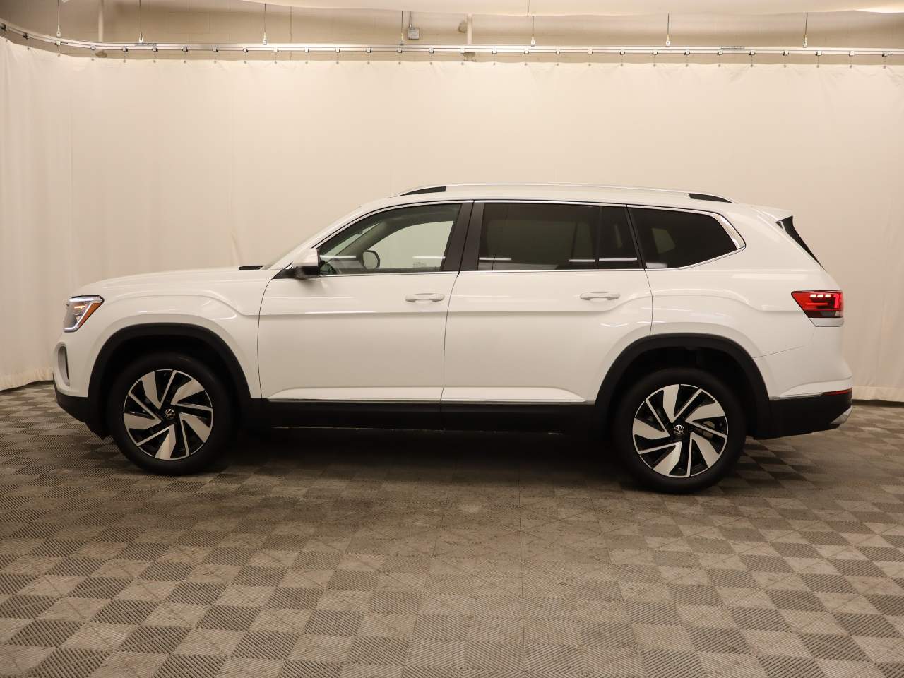 2026 Volkswagen Atlas SEL photo 2