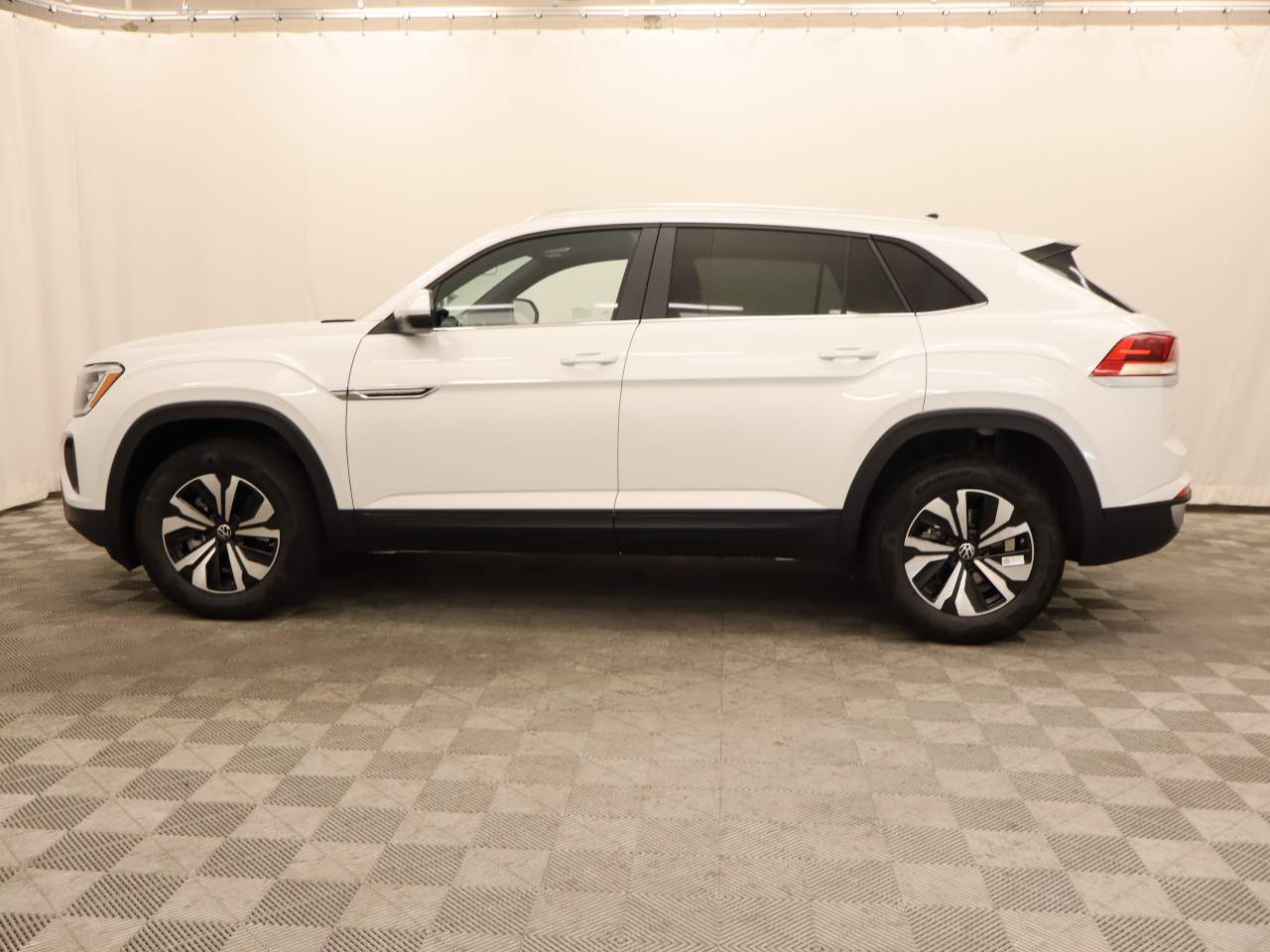 2026 Volkswagen Atlas Cross Sport SE photo 2