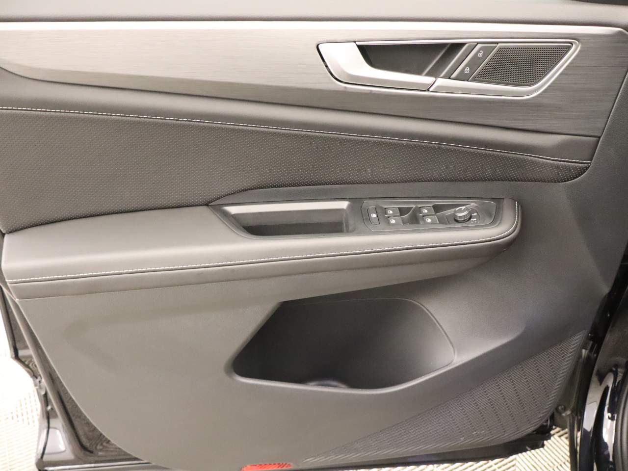 2026 Volkswagen Atlas Cross Sport SE photo 2