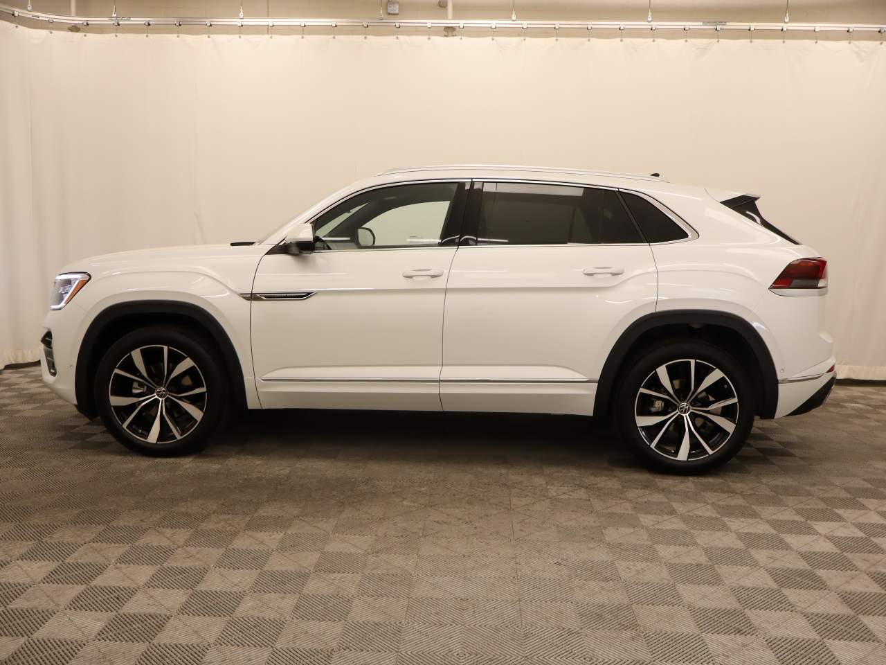 2026 Volkswagen Atlas Cross Sport SEL Premium R-Line photo 3