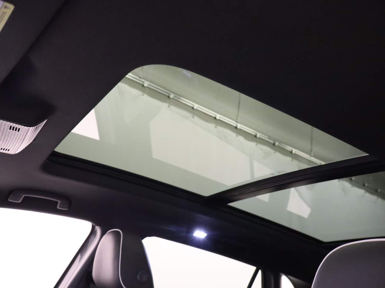 2026 Volkswagen Atlas Cross Sport SEL Premium R-Line 4Motion