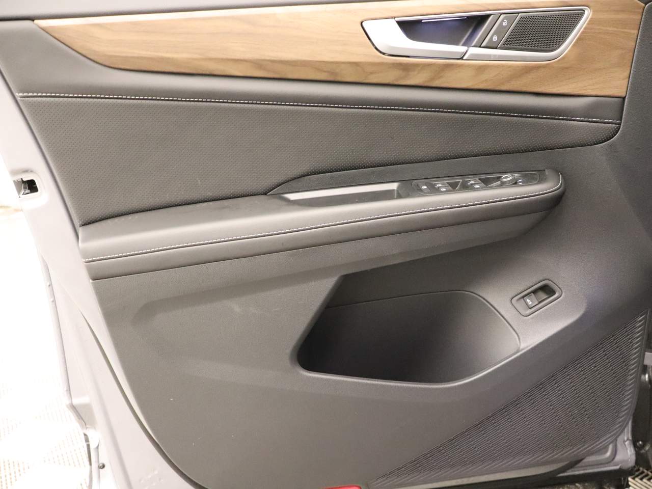 2026 Volkswagen Atlas SE Technology photo 2