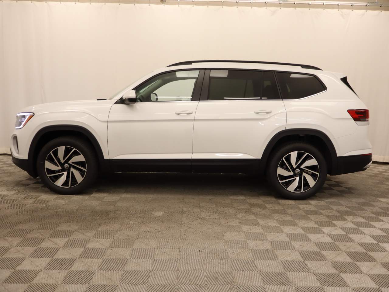 2026 Volkswagen Atlas SE Technology photo 2