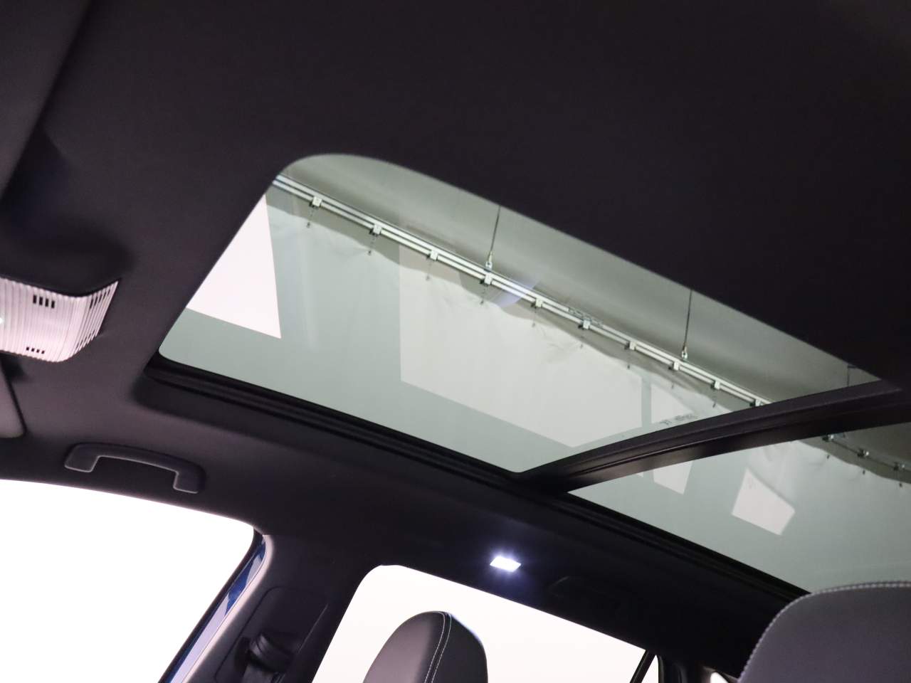 2025 Volkswagen Atlas Cross Sport SE Technology