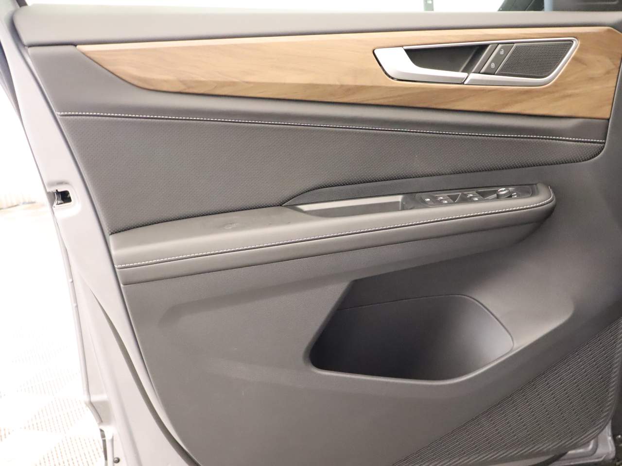2026 Volkswagen Atlas SE photo 2