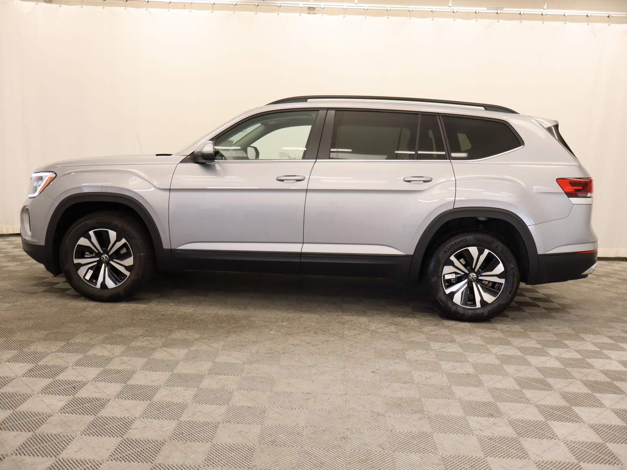 2026 Volkswagen Atlas SE photo 3