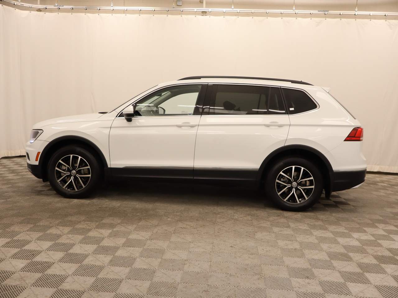 2021 Volkswagen Tiguan SE photo 3