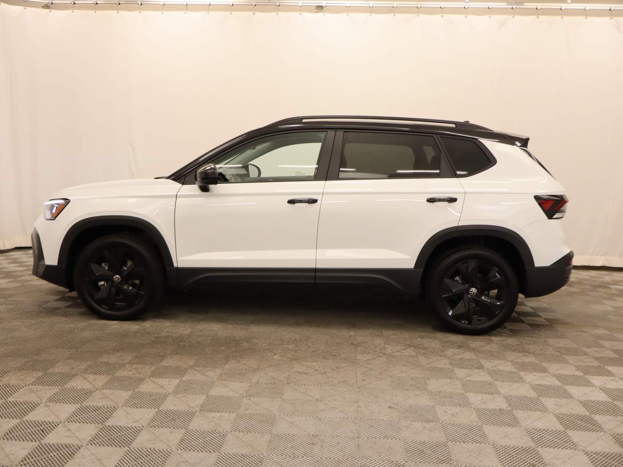2025 Volkswagen Taos SE Black