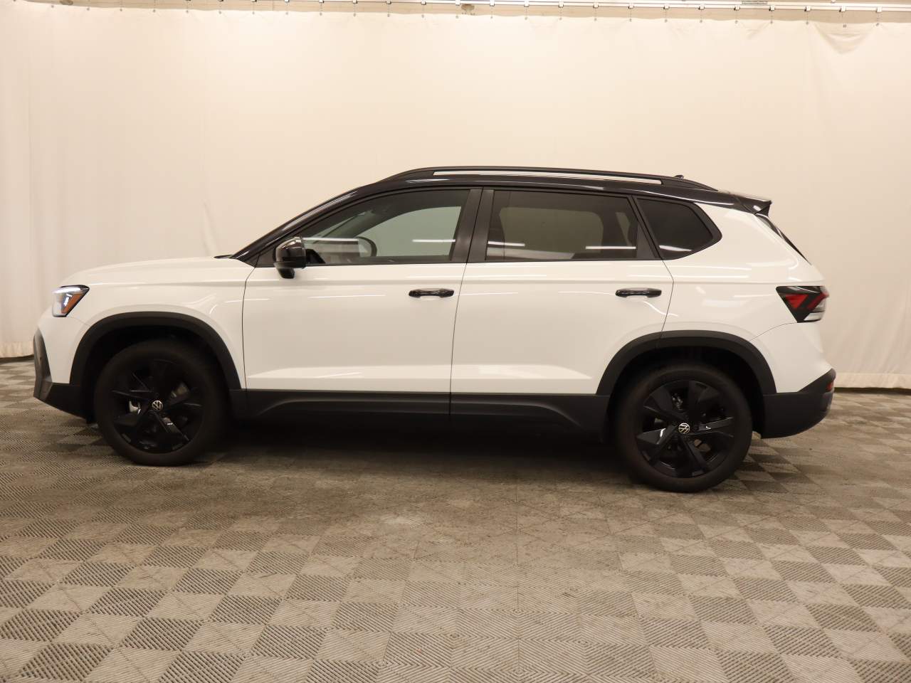 2025 Volkswagen Taos SE Black