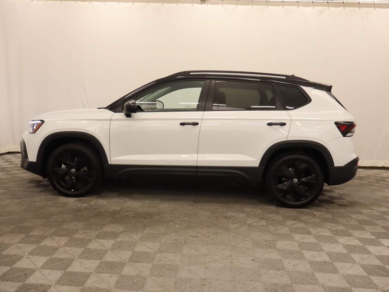 2025 Volkswagen Taos SE Black