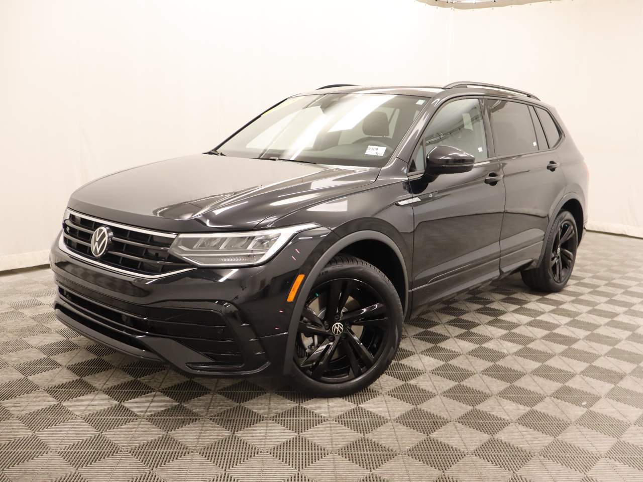 2023 Volkswagen Tiguan SE R-Line Black