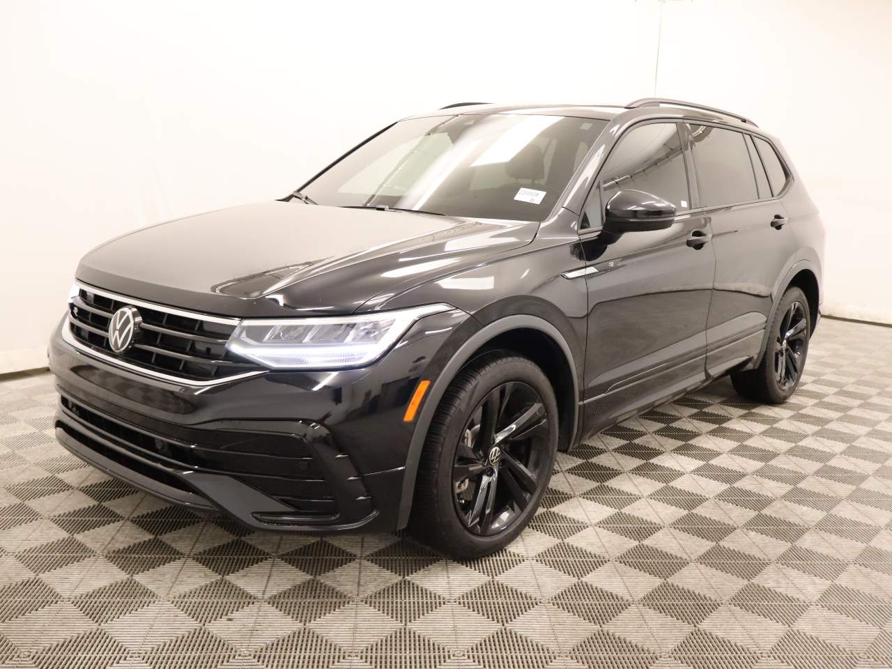 2024 Volkswagen Tiguan SE R-Line Black