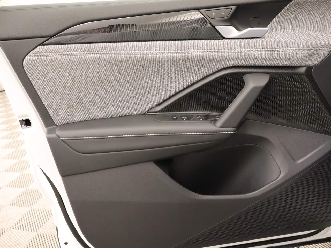 2025 Volkswagen Tiguan S photo 2